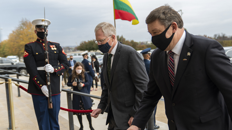 Θετικοί στον κορωνοϊό ο υπουργός Άμυνας της Λιθουανίας και ο υφυπουργός Άμυνας των ΗΠΑ