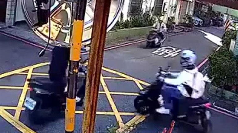 Τρία σκούτερ συγκρούονται σε μια διασταύρωση