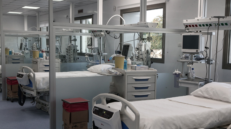 Όλο και περισσότεροι νέοι δίνουν μάχη με τον κορωνοϊό στις ΜΕΘ