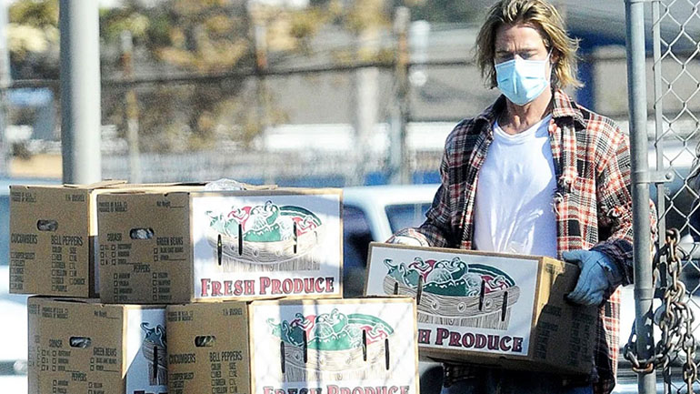 Ο Brad Pitt παρέδωσε τρόφιμα σε οικογένειες χαμηλού εισοδήματος