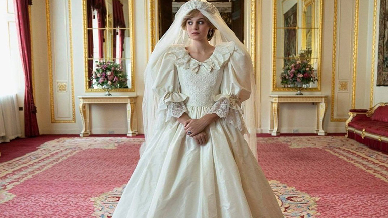 H Emma Corrin σχολιάζει τις φήμες που θέλουν το παλάτι εξοργισμένο με τον ρόλο της «The Crown»