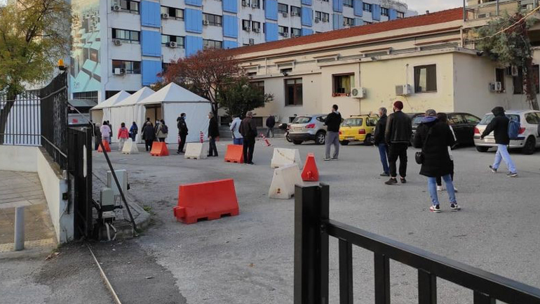 Θεσσαλονίκη: Μεγάλες ουρές στο Ιπποκράτειο για rapid test Θεσσαλονίκη: Μεγάλες ουρές στο Ιπποκράτειο για rapid test