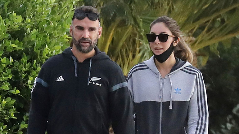 Λάμπρος Χούτος & Ματίνα Ζάρα: Βόλτα στη Γλυφάδα για τους μελλόνυμφους!