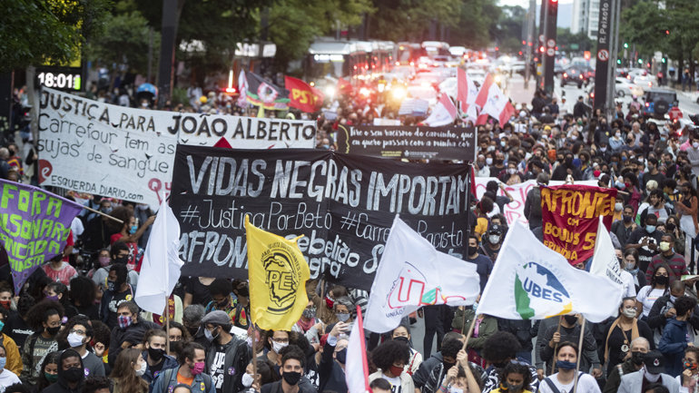 Βραζιλία: Διαδηλώσεις και επεισόδια μετά τον θανάσιμο ξυλοδαρμό μαύρου άνδρα από φρουρούς ασφαλείας σε σούπερ μάρκετ