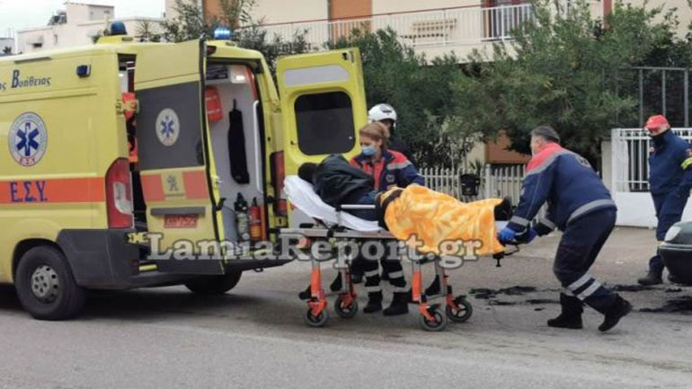 Λαμία: Αυτοκίνητο άρπαξε φωτιά – Λιποθύμησε ο οδηγός 