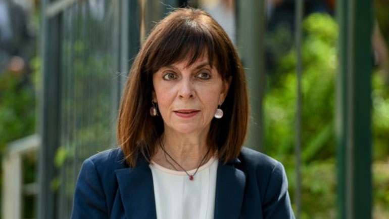 Κατάθεση στεφάνου από την Κατερίνα Σακελλαροπούλου στο Μνημείο του Αγνώστου Στρατιώτη