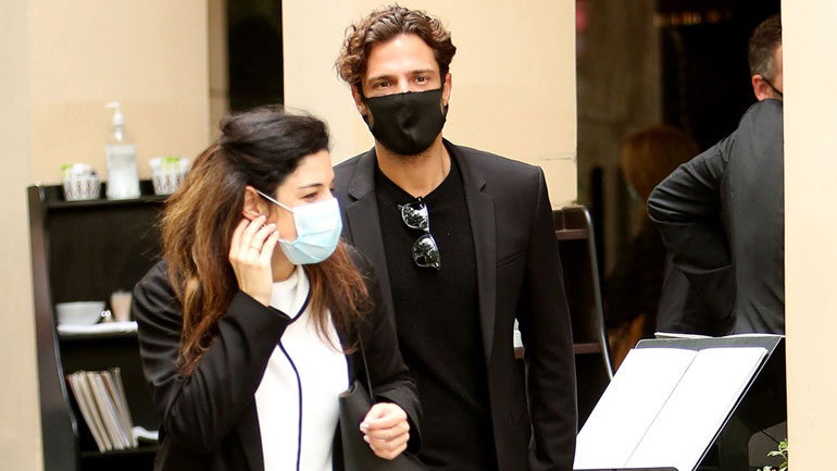 Κωνσταντίνος Αργυρός: Βόλτα στο κέντρο της πόλης με την τρίδυμη αδελφή του