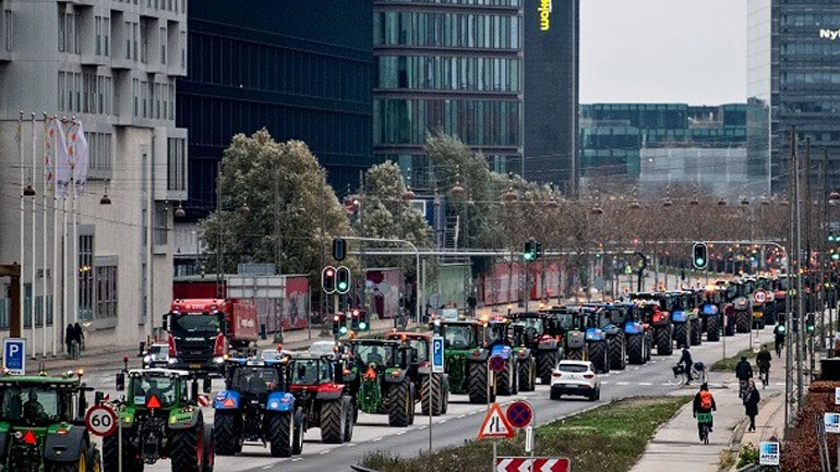 Δανία: Εκτροφείς βιζόν διαμαρτυρήθηκαν με 500 τρακτέρ στους δρόμους της Κοπεγχάγης