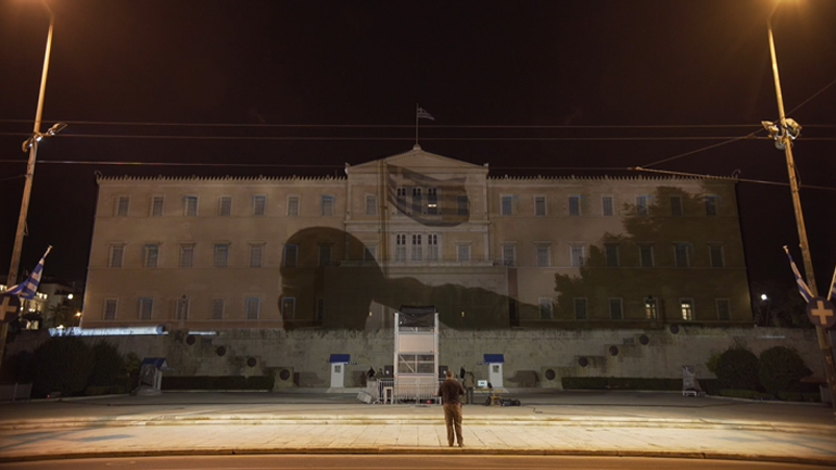 Η μακραίωνη στρατιωτική ιστορία της Ελλάδας παρουσιάζεται στην πρόσοψη της Βουλής!