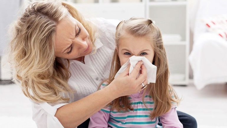 Πώς να μάθετε στο παιδί να φυσάει τη μύτη του