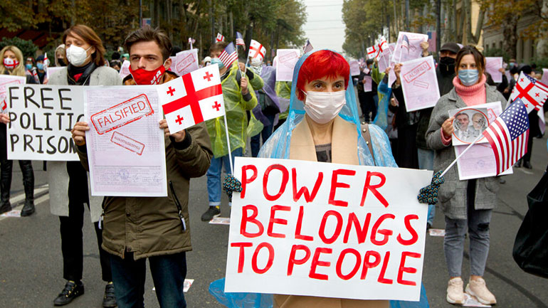 ΗΠΑ: Ελεύθερος αφέθηκε 17χρονος που κατηγορείται για τον φόνο δύο διαδηλωτών κατά του ρατσισμού