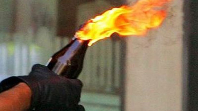 Επίθεση με μολότοφ σε περιπολικό της Άμεσης Δράσης στα Πετράλωνα