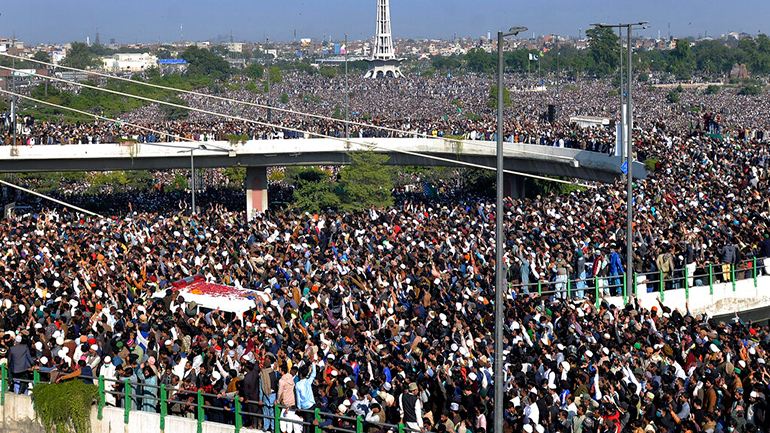 Πακιστάν: Τεράστιο πλήθος στην κηδεία ισλαμιστή ιμάμη εν μέσω κύματος κορωναϊού