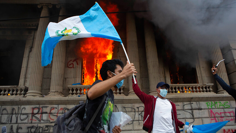Γουατεμάλα: Πυρπόλησαν το κτήριο της Βουλής λόγω περικοπών στον προϋπολογισμό