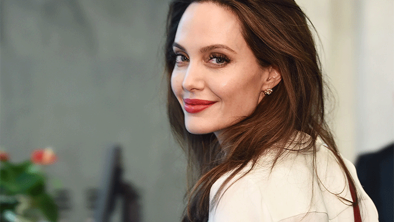 Η Αντζελίνα Τζολί θα σκηνοθετήσει ταινία για τον Ντον ΜακΚάλιν