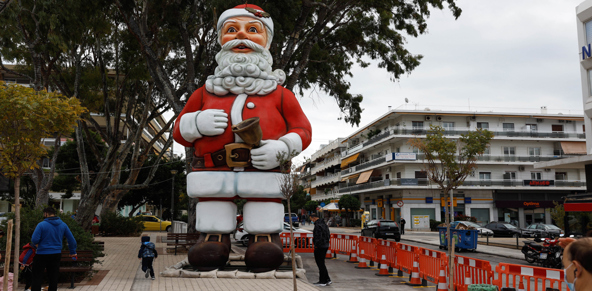 Η (άδεια) πόλη φοράει τα γιορτινά της