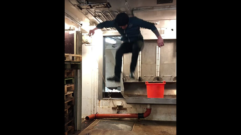 Άνδρας πηδά μέσα σε ένα αλιευτικό σκάφος