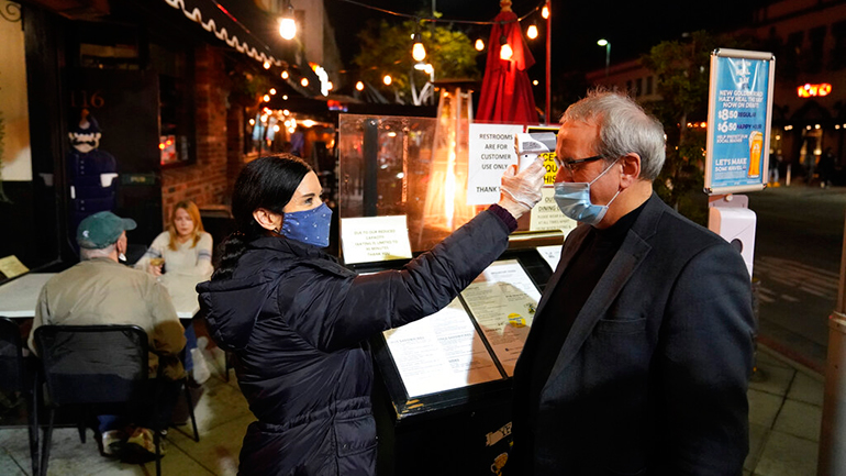 Αίρεται μέχρι τα Χριστούγεννα η καραντίνα στη Βρετανία