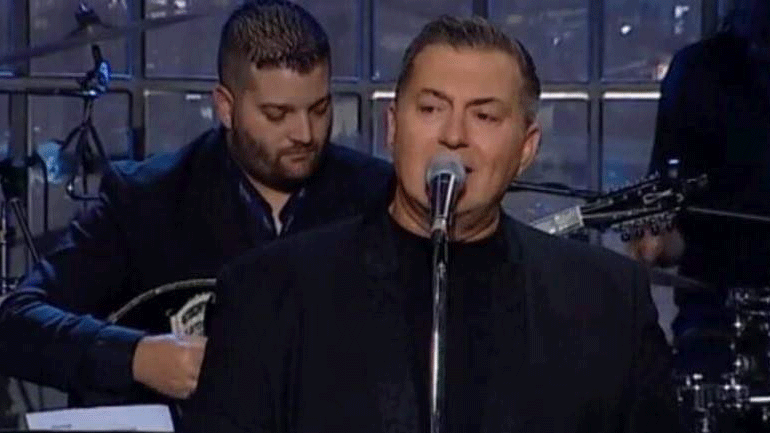 «Θα κλείσω τα μάτια» : Η ερμηνεία του Νίκου Μακρόπουλου στο αφιέρωμα για τον Άκη Πάνου