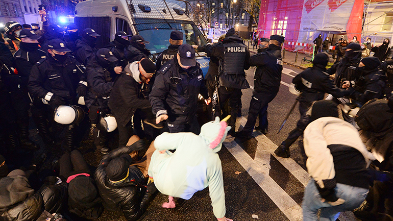 Πολωνία: Συγκρούσεις της αστυνομίας με διαδηλωτές που ζητούσαν “Ελεύθερη άμβλωση, ελεύθερη εκπαίδευση”