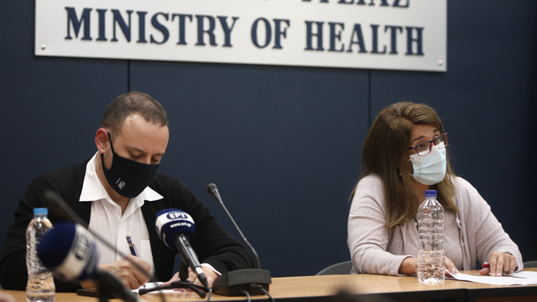 Μαγιορκίνης – Παπαευαγγέλου: «Ενδείξεις μείωσης των κρουσμάτων – Να μη λυγίσουμε τώρα»