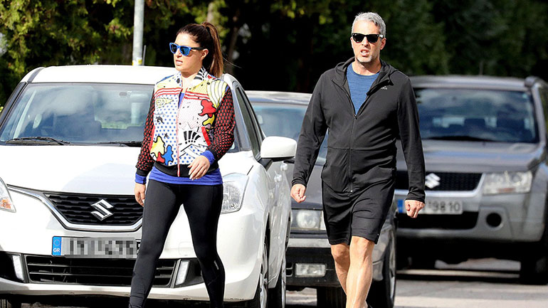 Έλενα Παπαρίζου-Ανδρέας Καψάλης: Βόλτα στη Γλυφάδα για το ερωτευμένο ζευγάρι