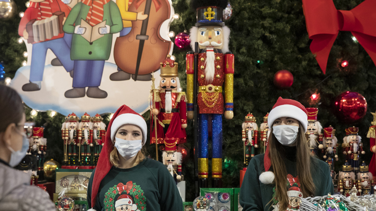 Η Ευρώπη προετοιμάζεται για τα πρώτα Covid-19 Χριστούγεννά της