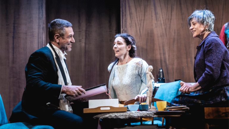 Το Θέατρο Προσκήνιο στο διαδίκτυο: Αυλαία με τις «Τρεις Αδελφές» σε σκηνοθεσία Δημήτρη Καραντζά