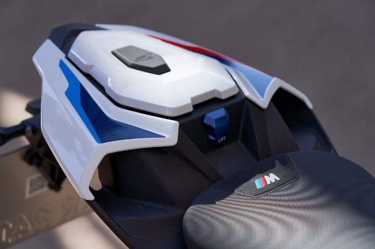 Πλούσιο το πακέτο εξοπλισμού για την S1000R με την σφραγίδα 'Μ'