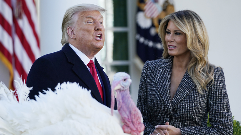 ΗΠΑ: Ο Τραμπ τήρησε την παράδοση και έδωσε χάρη σε γαλοπούλα για την Ημέρα των Ευχαριστιών