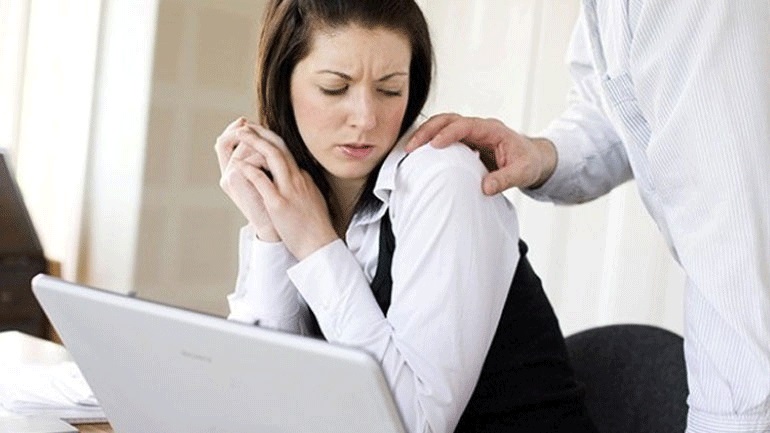 ActionAid: Το 85% των γυναικών στην Ελλάδα έχει υποστεί σεξουαλική παρενόχληση στον χώρο εργασίας