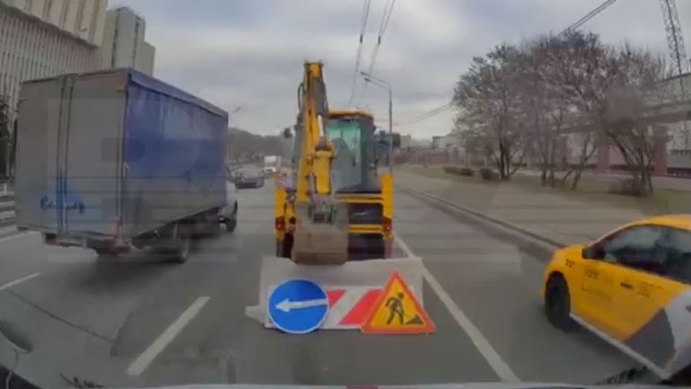 Ασθενοφόρο συγκρούεται με εκσκαφέα