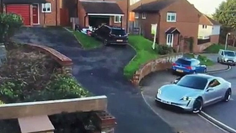 Ατύχημα στο παρκάρισμα μιας Porsche Taycan