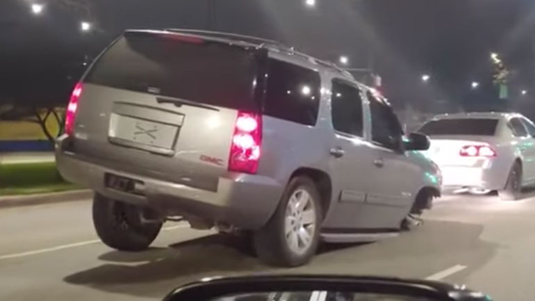 Αυτοκινητιστής οδηγεί χωρίς τροχό και χωρίς πινακίδα