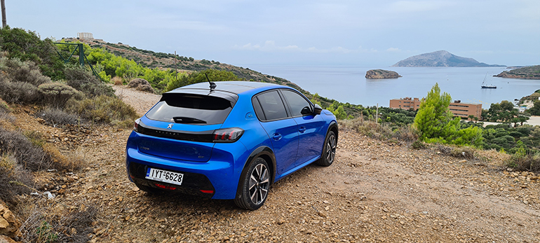 Με το ηλεκτρικό 208 και φόντο το Ναό του Ποσειδώνα στο Σούνιο