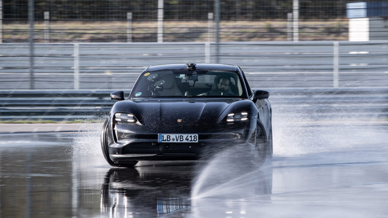 Απίστευτο ρεκόρ ντριφταρίσματος από την Porsche Taycan