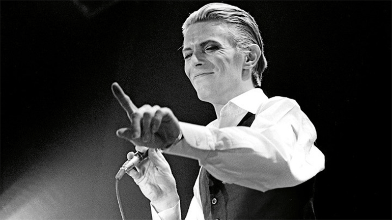 Ένα λεύκωμα για τον χαμαιλέοντα της μουσικής σκηνής: «David Bowie: Icon The Definitive Photographic Collection»