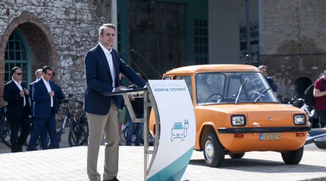 Σε φετινή ομιλία του Πρωθυπουργού για τα ηλεκτρικά οχήματα και τα οικονομικά κίνητρα, φόντο υπήρχε το ελληνικό ηλεκτρικό Enfield E8000