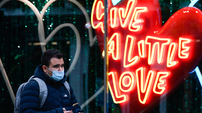 Χαλάρωση των περιορισμών κορωνοϊού για 5 ημέρες στη Βρετανία τα Χριστούγεννα