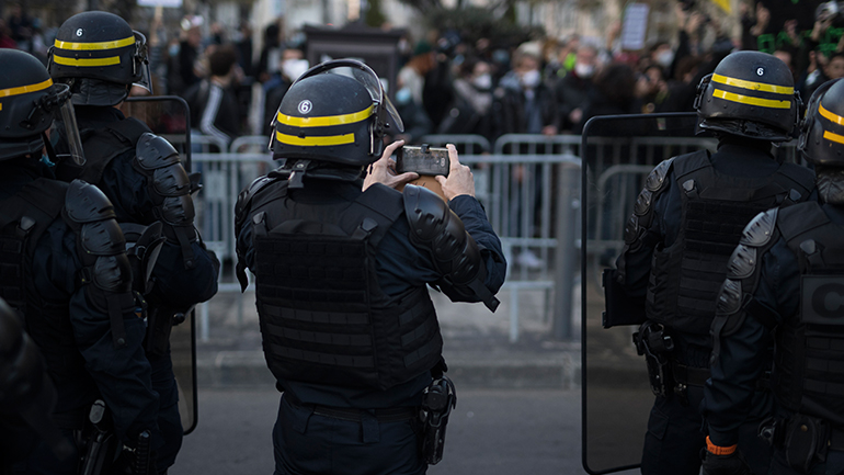 Γαλλία: Πράσινο φως των βουλευτών στο ν/σ για την “καθολική ασφάλεια”