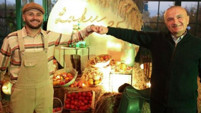 Ο πρόεδρος της Αλβανίας σέρνει το χορό σε κορωνοπάρτι