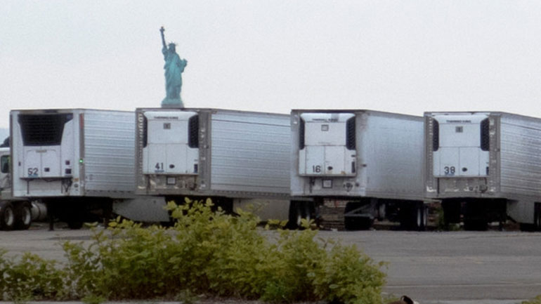 Nέα Υόρκη: Εκατοντάδες σοροί θυμάτων από Covid-19 παραμένουν σε φορητά ψυγεία