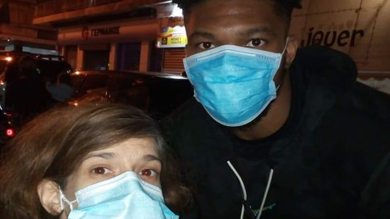 Μοίρασε κούτες με τρόφιμα στα Σεπόλια ο Αντετοκούνμπο