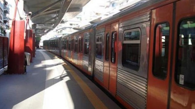 Ζωντανός ανασύρθηκε άνδρας που έπεσε στις ράγες του ηλεκτρικού στα Άνω Πατήσια