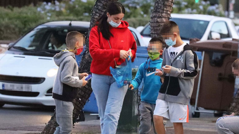 Βαλέρια Χοψονίδου: Βόλτα με τα ανίψια της στη Γλυφάδα