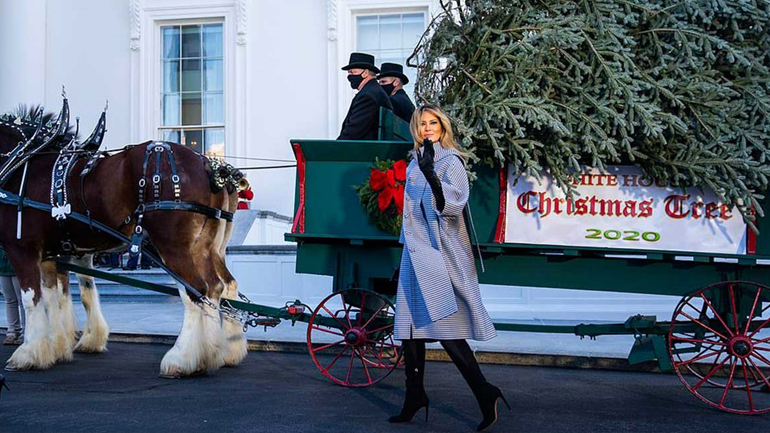 Melania Trump: Υποδέχτηκε το τελευταίο χριστουγεννιάτικο δέντρο με Balenciaga και ψηλοτάκουνες μπότες