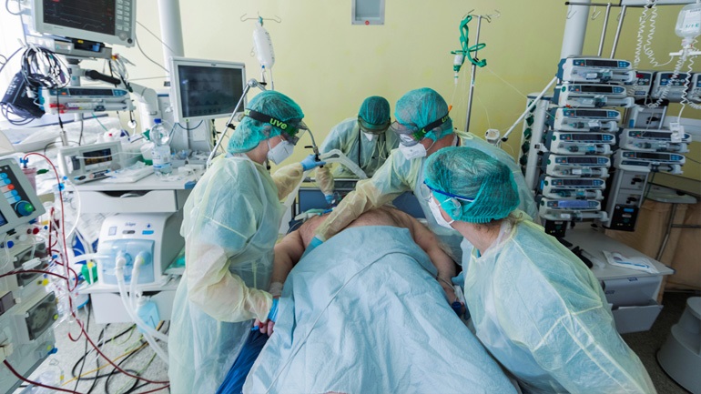 ΗΠΑ: Ο ημερήσιος αριθμός θανάτων από τον Covid-19 ξεπέρασε τις 2.000 για πρώτη φορά από τον Μάιο