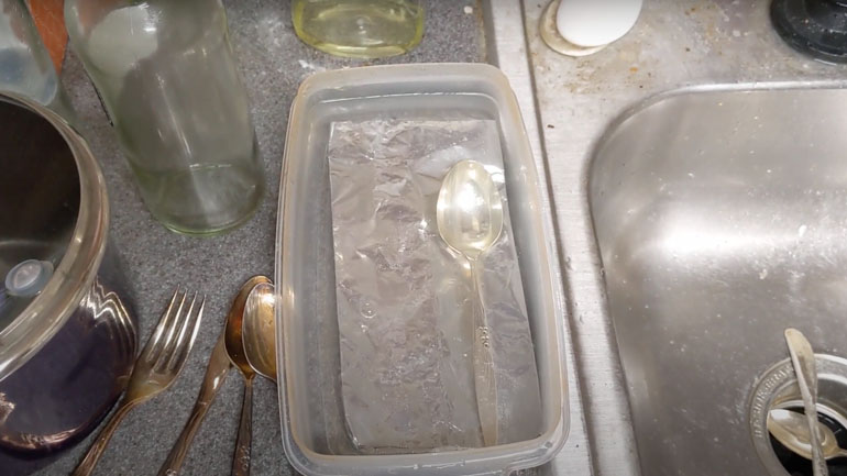 Καθαρίζοντας πανεύκολα τα ασημικά με υλικά που έχουμε στο σπίτι