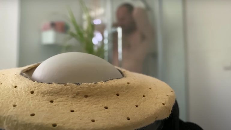Youtuber επωάζει ένα αβγό με το σώμα του