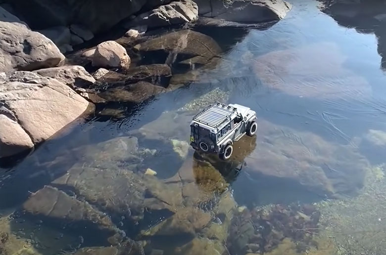 Ένα 4×4 βυθίζεται σε μια παγωμένη λίμνη